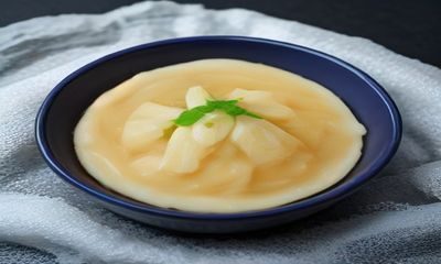 编辑人员在双屏电脑前逐条核验内容链接质量，桌面贴满彩色便利贴，认真审查每一条收录